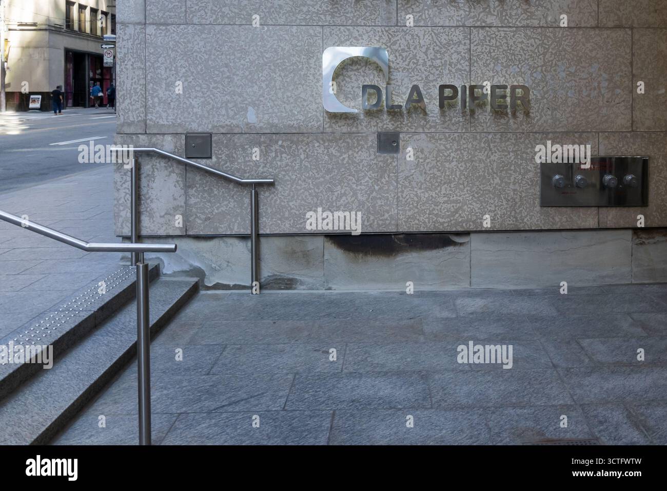 DLA Piper (Canada) signe de logo du cabinet d'avocats à l'entrée du bureau au centre-ville de Toronto, Ontario, Canada. Banque D'Images