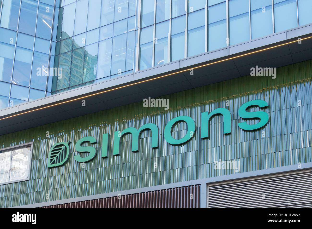 Gros plan du logo Simons et de l'enseigne sur le bâtiment à Toronto, Ontario, Canada Banque D'Images