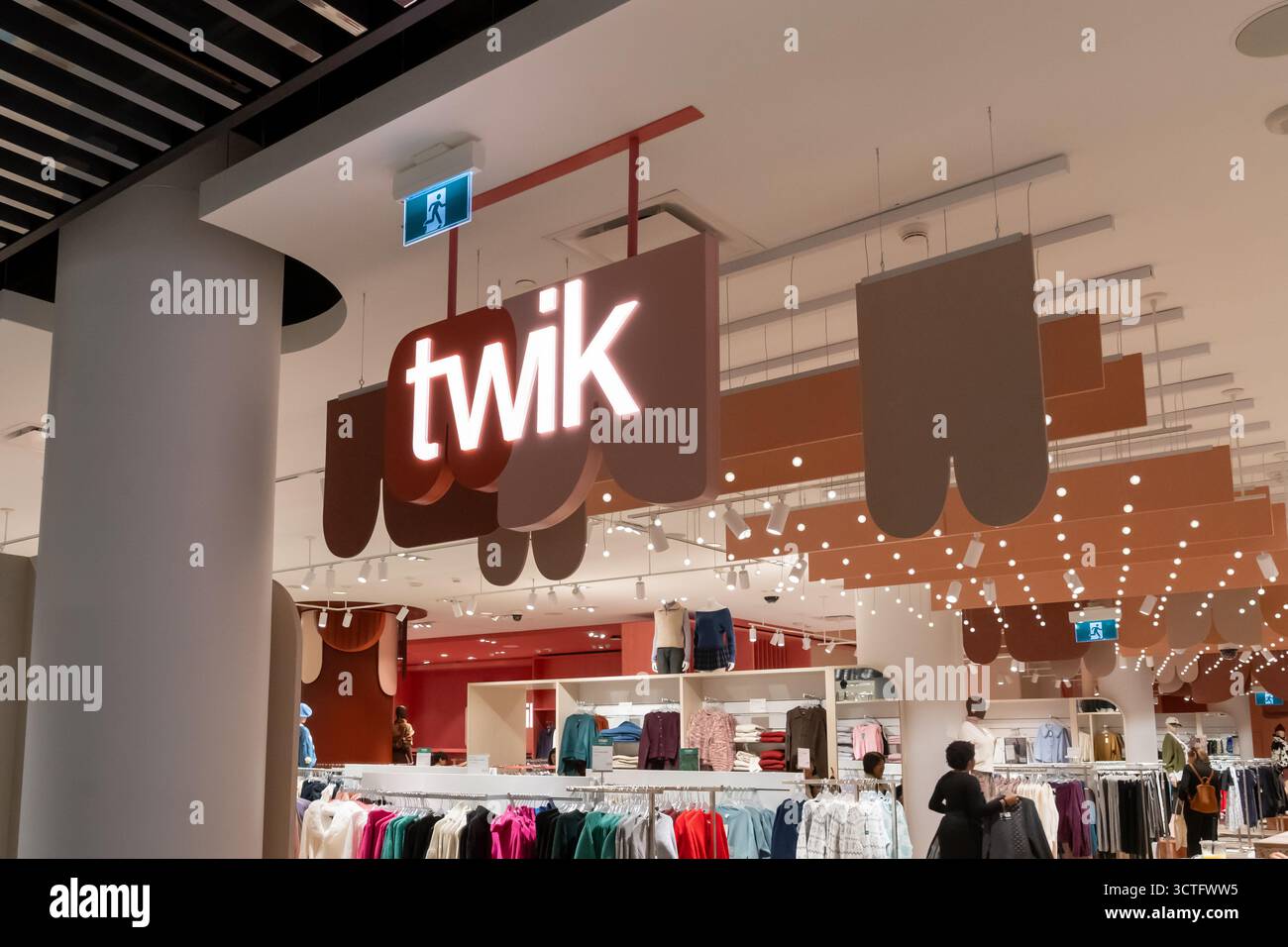 Le panneau Twik est vu au Centre Eaton à Toronto, Canada. Banque D'Images