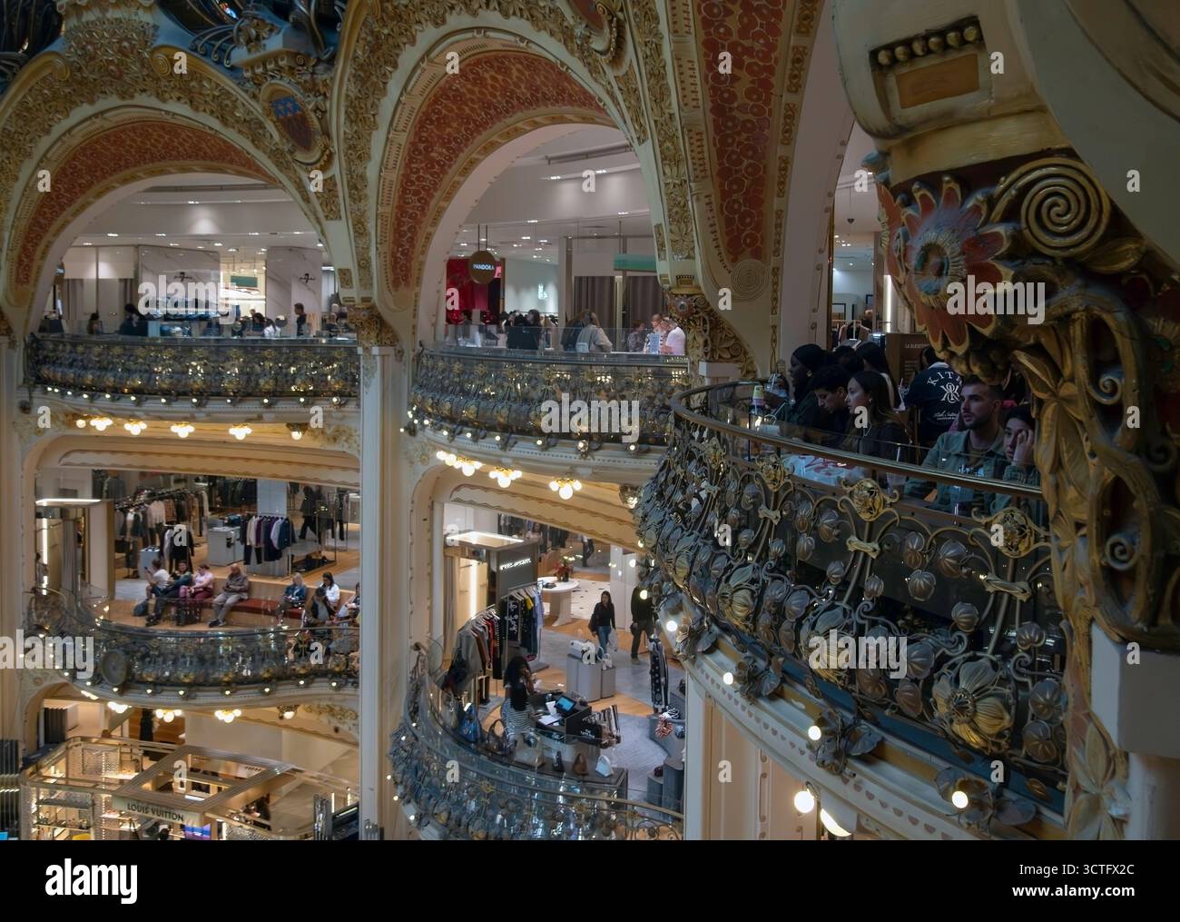 Personnes dans le magasin art nouveau Galeries Lafayette Haussmann Cupole dans la 9ème arondisement, Paris, France Banque D'Images