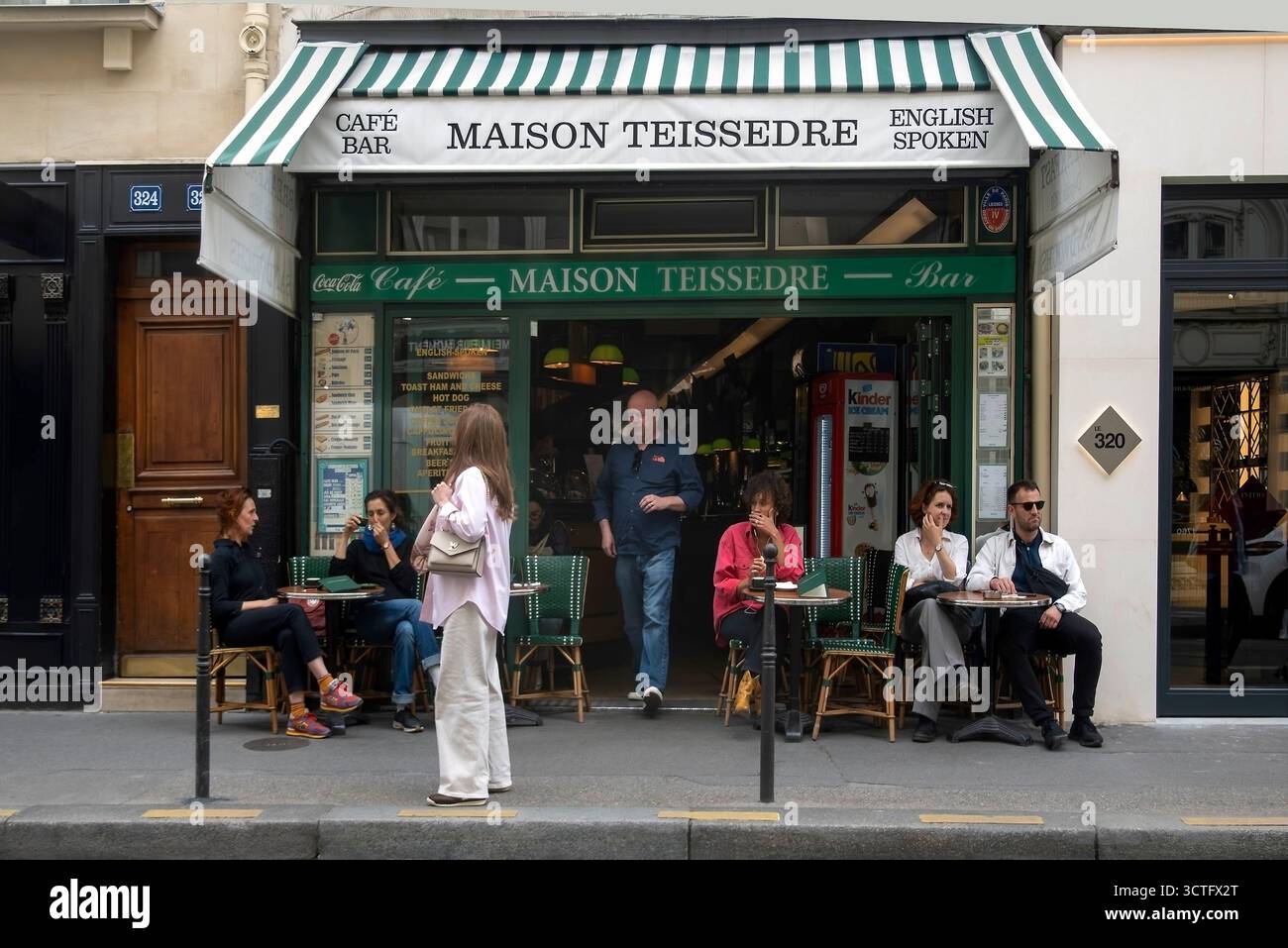 Les gens devant un café de trottoir à Paris, Francesavoring paris, poinçon Banque D'Images