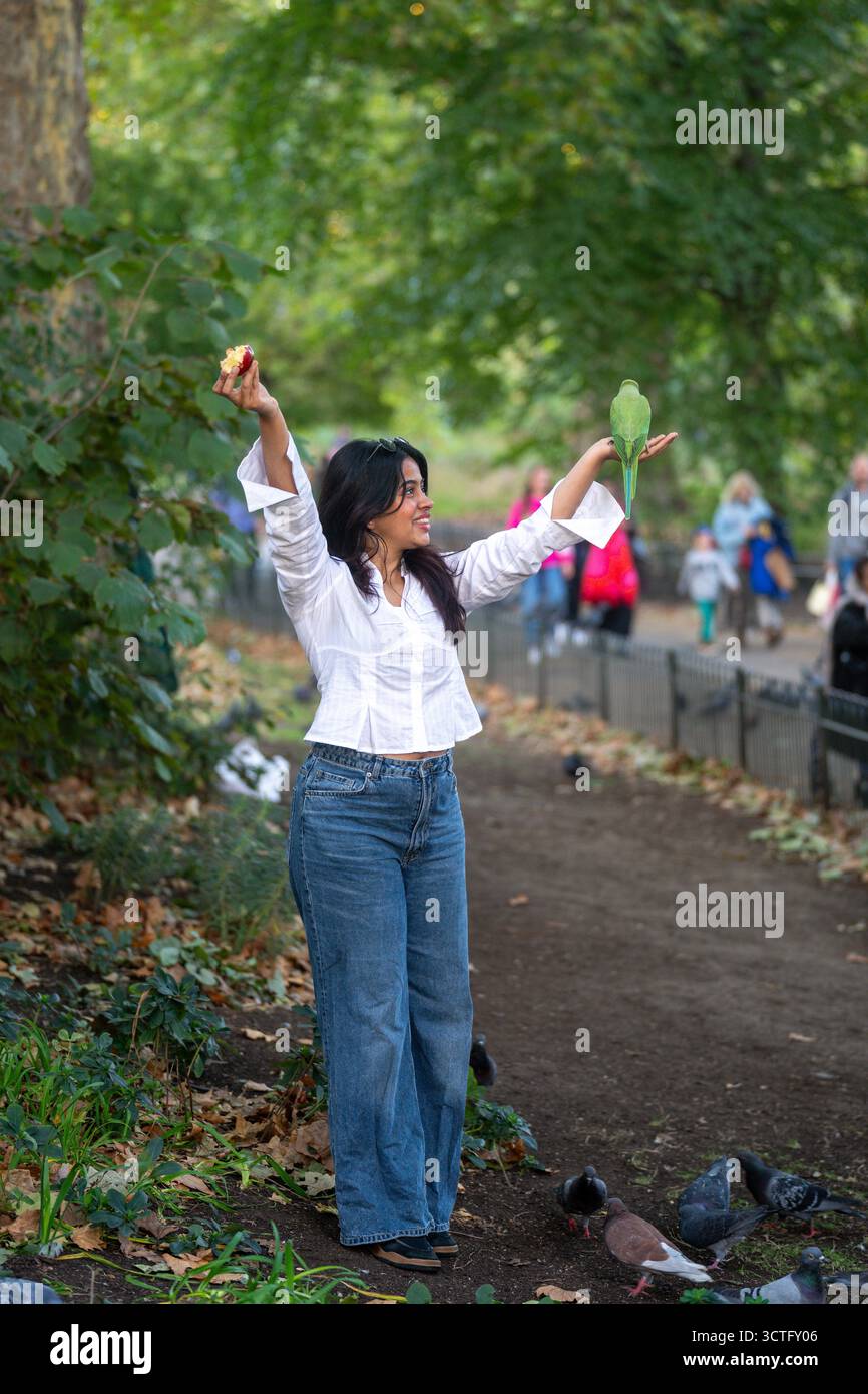 Londres, Royaume-Uni, 6 octobre 2025, la chaleur était de retour à Londres où les températures atteignaient 21c à St James Park. Voici des photos prises dans le parc alors que le soleil se couchait., Andrew Lalchan Photography/Alamy Live News Banque D'Images