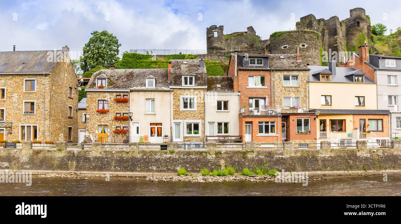 Panorama des maisons historiques et du château au bord de la rivière à la Roche-en-Ardenne, Belgique Banque D'Images
