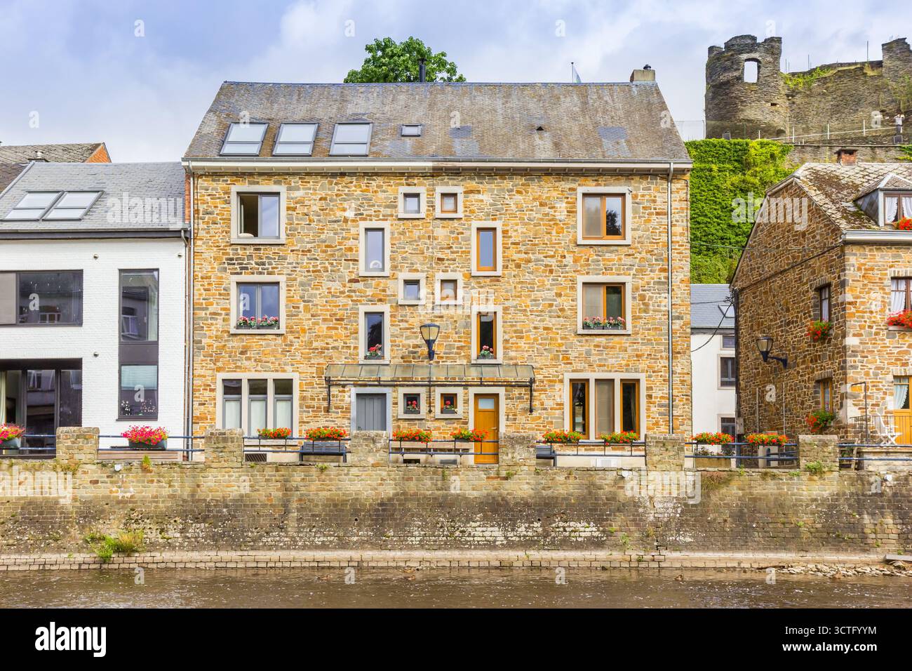 Maison historique en pierre au bord de la rivière à la Roche-en-Ardenne, Belgique Banque D'Images
