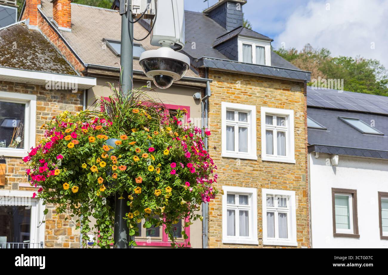 Fleurs et caméra de sécurité sur la place de la Roche-en-Ardenne, Belgique Banque D'Images