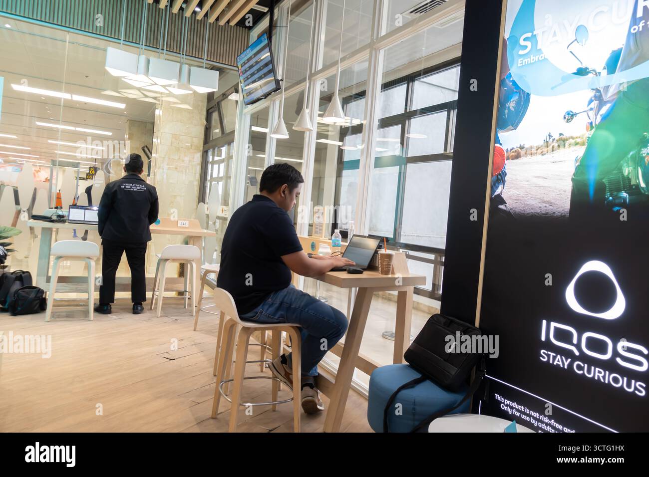 Iqos e-cigarettes sponsorisé zone fumeurs à l'aéroport de Manille, Philippines Banque D'Images Iqos e-cigarettes sponsorisé zone fumeurs à l'aéroport de Manille, Philippines Banque D'Images