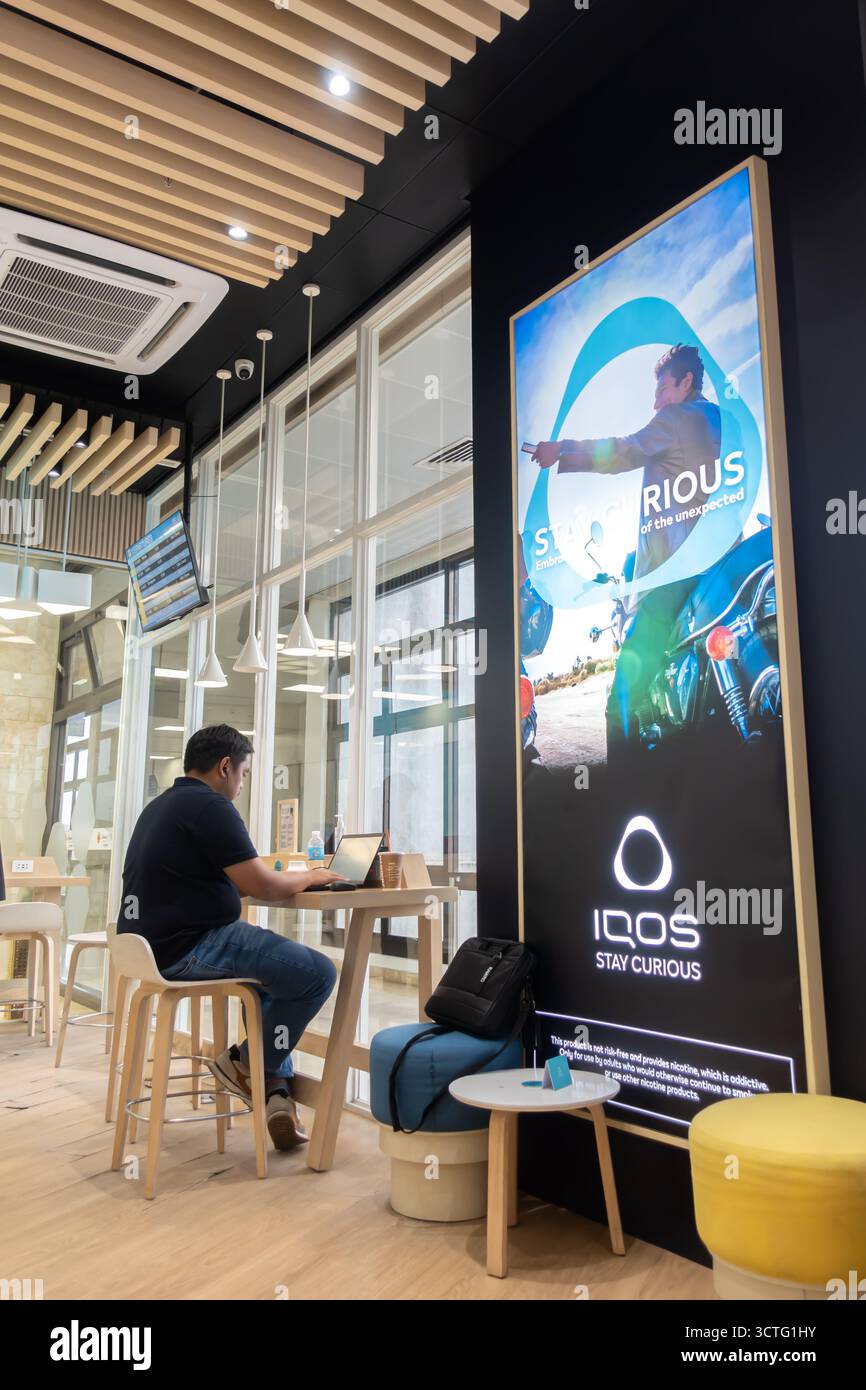 Iqos e-cigarettes sponsorisé zone fumeurs à l'aéroport de Manille, Philippines Banque D'Images Iqos e-cigarettes sponsorisé zone fumeurs à l'aéroport de Manille, Philippines Banque D'Images