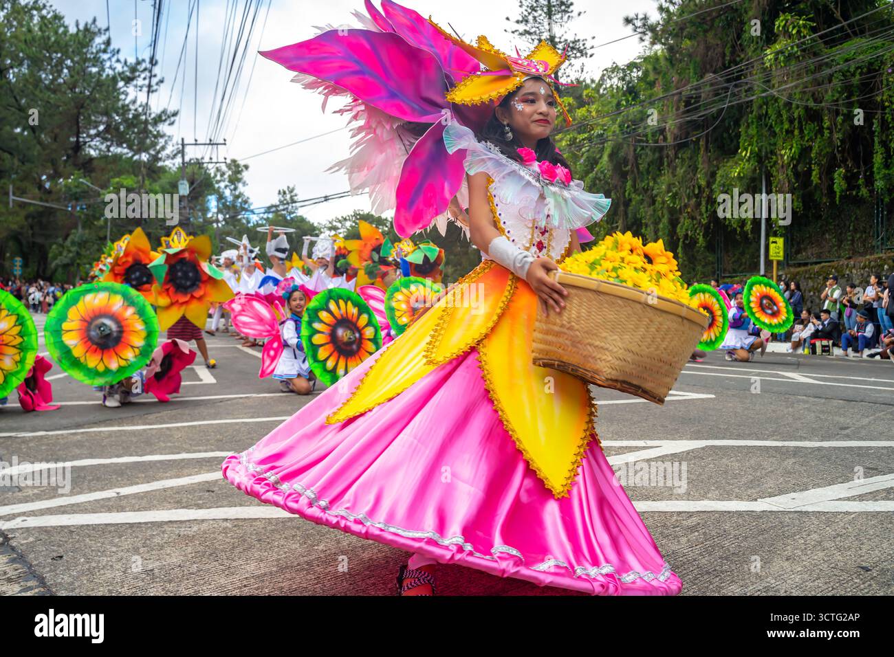 Les élèves de l'école Manuel Rojas en costumes de fleurs, Festival Panagbenga ou Festival des fleurs de Baguio, Philippines Banque D'Images