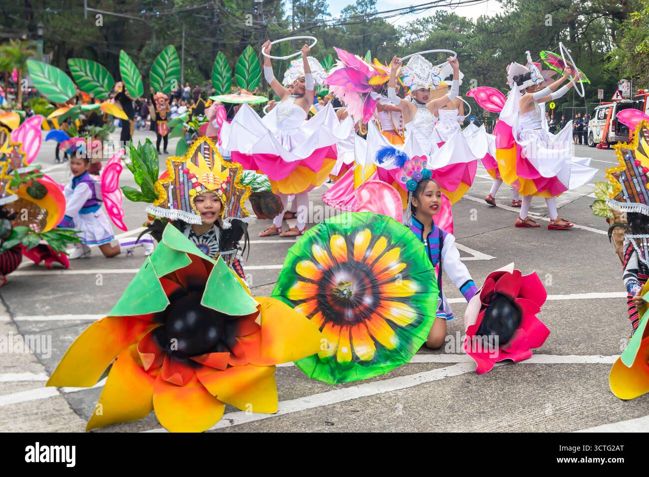 Manuel Rojas élèves de l'école primaire en costumes de fleurs, Festival Panagbenga ou Festival des fleurs de Baguio, Philippines Banque D'Images