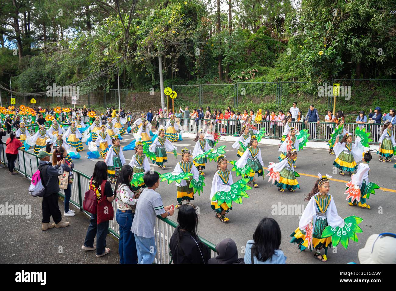 Élèves en costumes de fleurs, Festival Panagbenga ou Festival des fleurs de Baguio, Philippines Banque D'Images