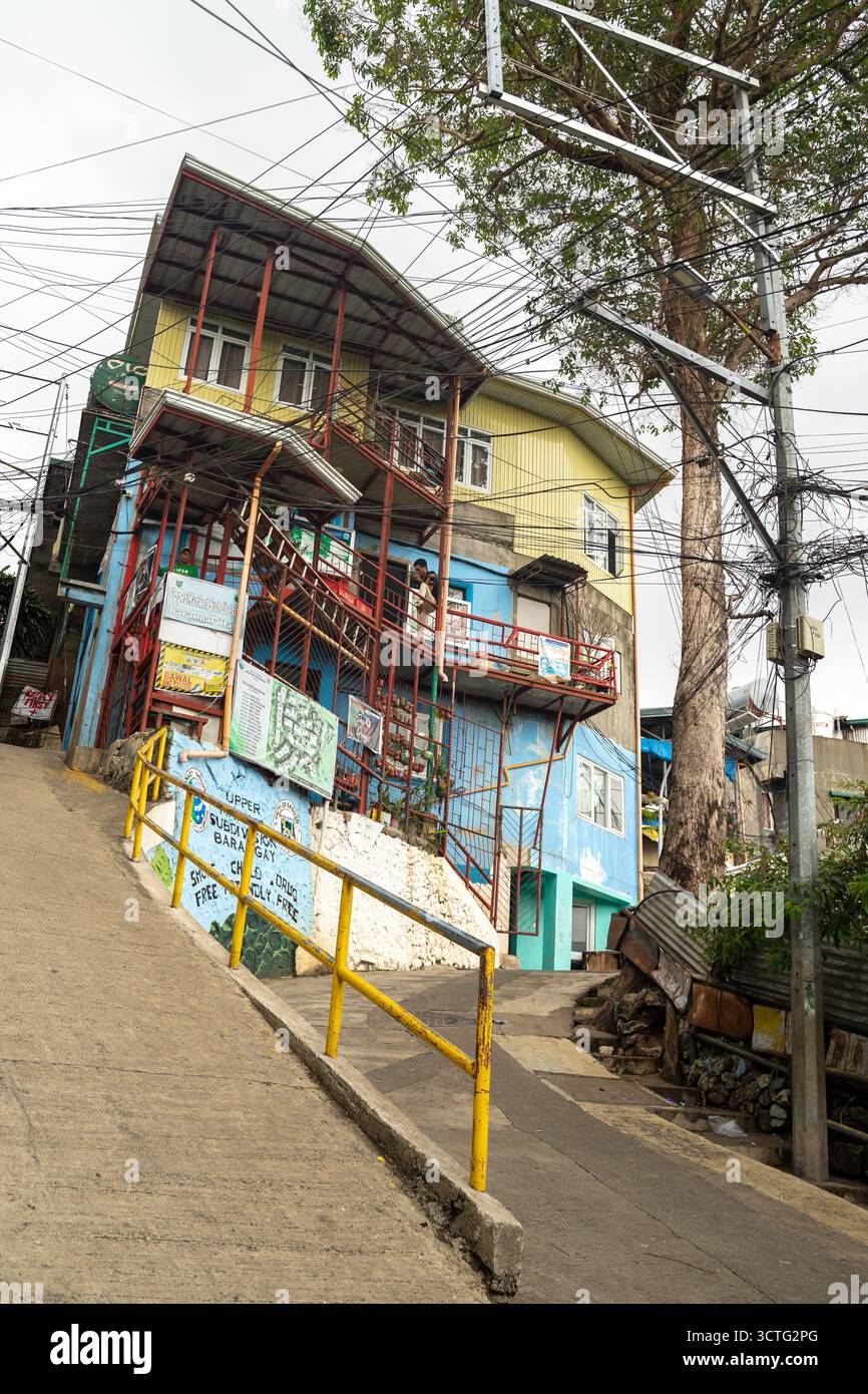 Bâtiment coloré à plusieurs niveaux sur une colline escarpée, Baguio, Philippines Banque D'Images