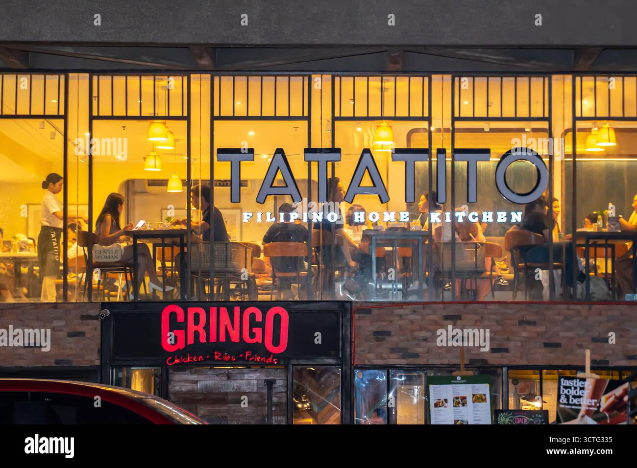 Extérieur de Tatatito Filipino Home Kitchen, un restaurant qui sert cuisine philippine.OPL bâtiment dans Legazpi Village, Makati City, Philippines. Banque D'Images