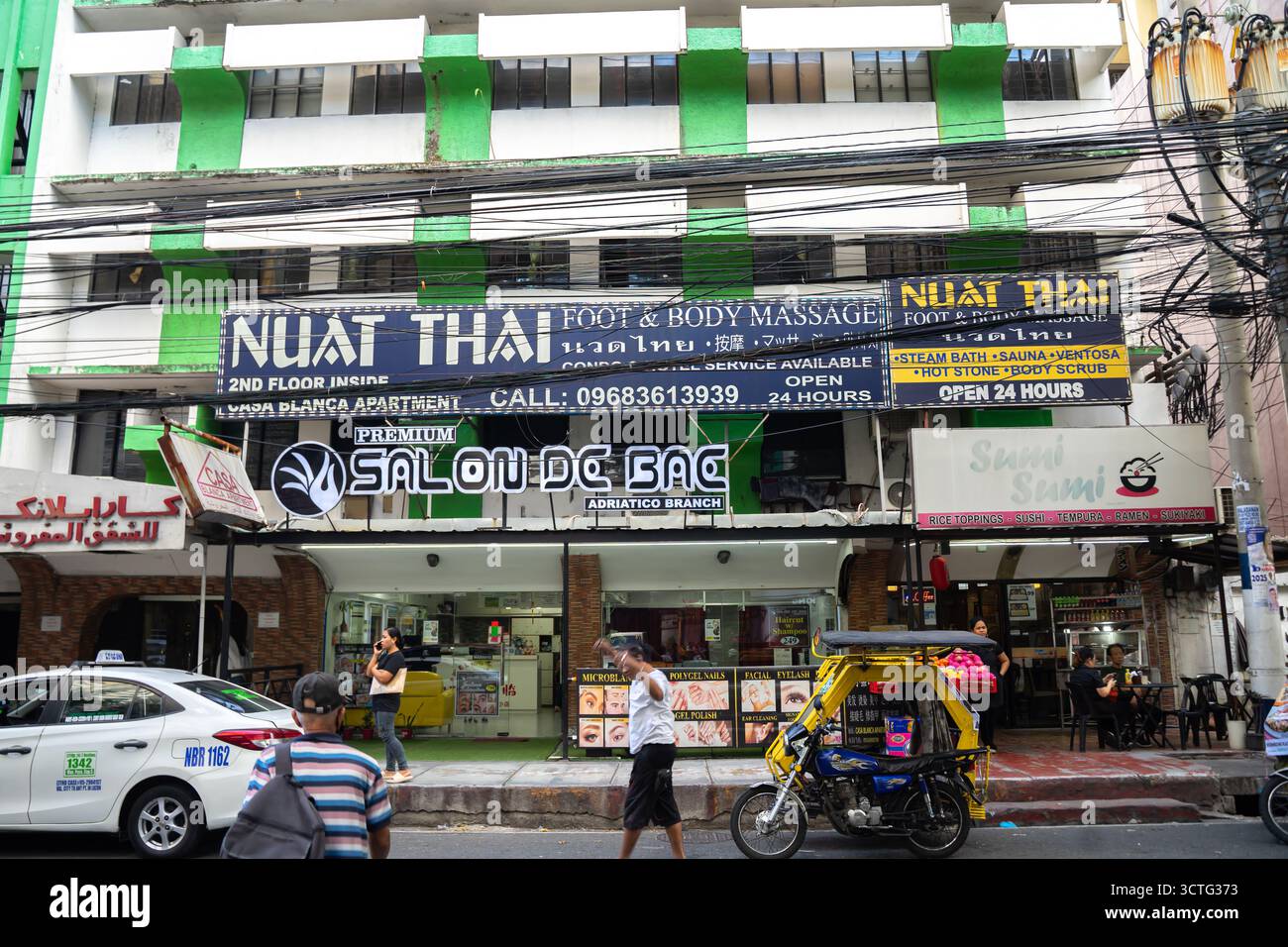Nuat Thai Foot & Body massage signe sur buildingin Manille, Philippines. Massage thaïlandais traditionnel une forme de thérapie manuelle Banque D'Images