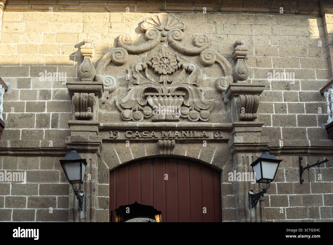 Le relief sculptural de la façade de Casa Manila, un musée situé à Intramuros, Manille, Philippines. Banque D'Images