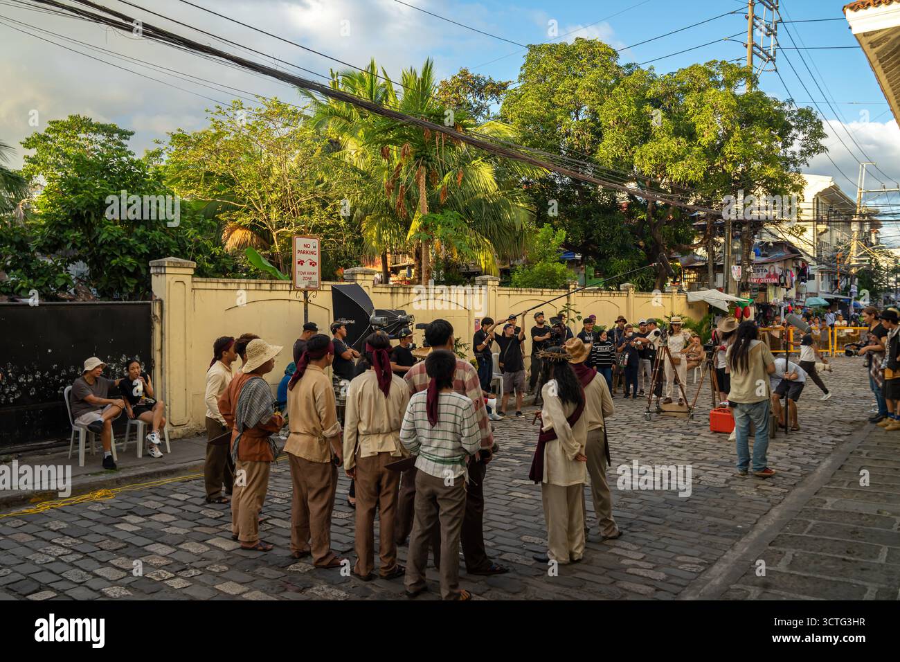 Une équipe de tournage dans la rue, Intramuros, Manille, Philippines Banque D'Images