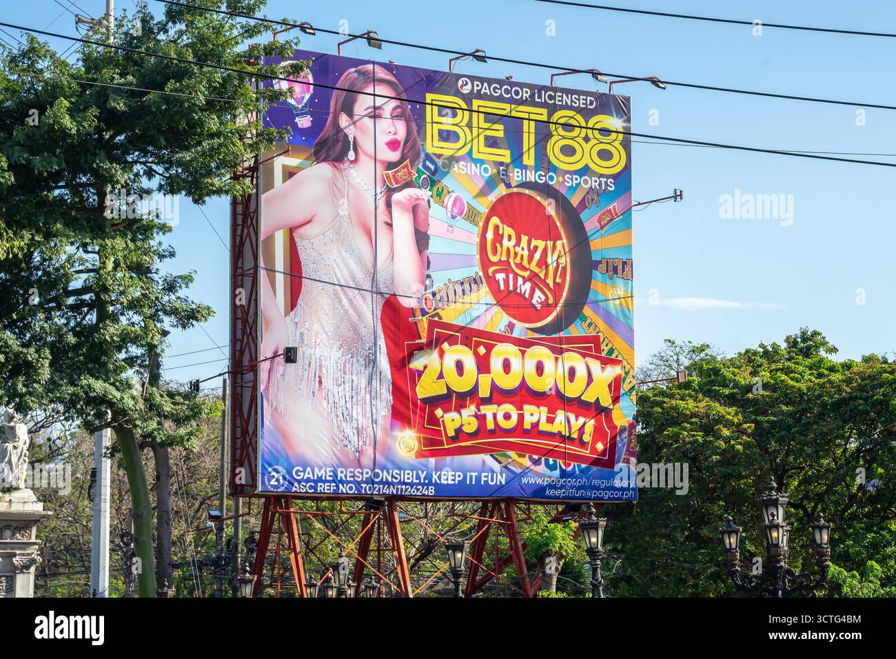 PAGCOR Crazy Time sur Bet88, panneau publicitaire de casino en ligne à Manille Philippines Banque D'Images