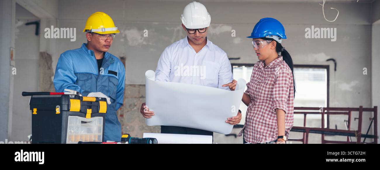 Bannière Réunion de l'équipe d'ingénieur en construction civile sur le chantier de construction avec l'équipe de confiance partenaire de travail d'équipe consulter ensemble. Équipe d'ingénieurs image Panorama d Banque D'Images