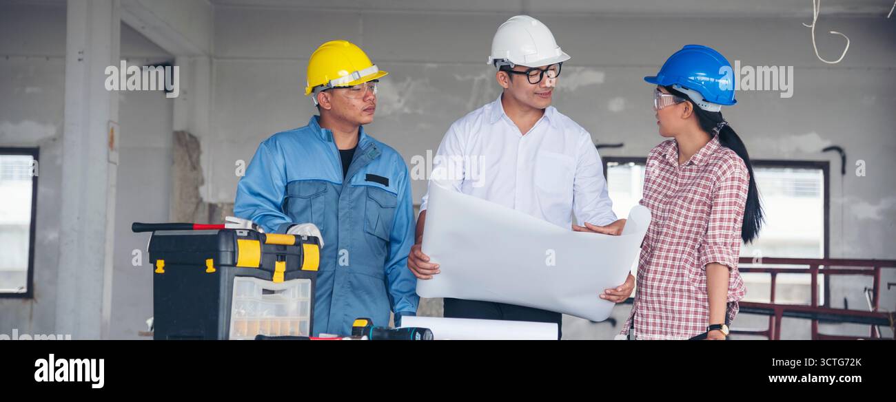 Bannière Réunion de l'équipe d'ingénieur en construction civile sur le chantier de construction avec l'équipe de confiance partenaire de travail d'équipe consulter ensemble. Équipe d'ingénieurs image Panorama d Banque D'Images