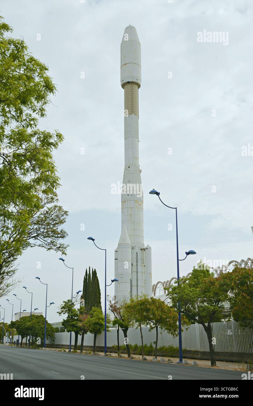 Une réplique de la fusée Ariane 4 est située sur l'île de Cartuja à Séville, Andalousie, Espagne. Banque D'Images