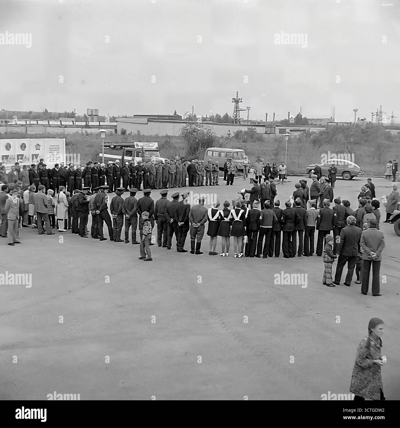 Un exercice de formation des pompiers et une manifestation publique dans le parc Lénine (aujourd'hui parc Shovkovychnyi) dans les années 1970 Sloviansk, RSS d'Ukraine. Les photos capturent à la fois l'action d'éteindre un incendie et une liste formelle de pompiers pour le public. Une grande foule de spectateurs civils, y compris des écoliers, assiste à l'événement. Cet exercice a servi à la fois d'exercice professionnel pour les pompiers et d'événement important de sécurité publique, mettant en valeur l'état de préparation des services d'urgence soviétiques à la communauté locale Banque D'Images