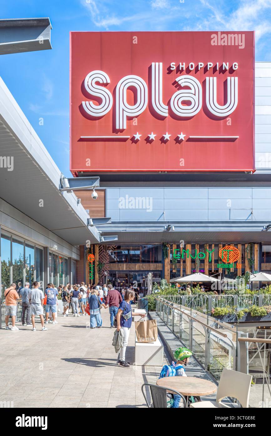Splau Shopping Center signalisation extérieure et terrasse en plein air, Cornellà de Llobregat, Barcelone, Espagne, architecture commerciale moderne Banque D'Images