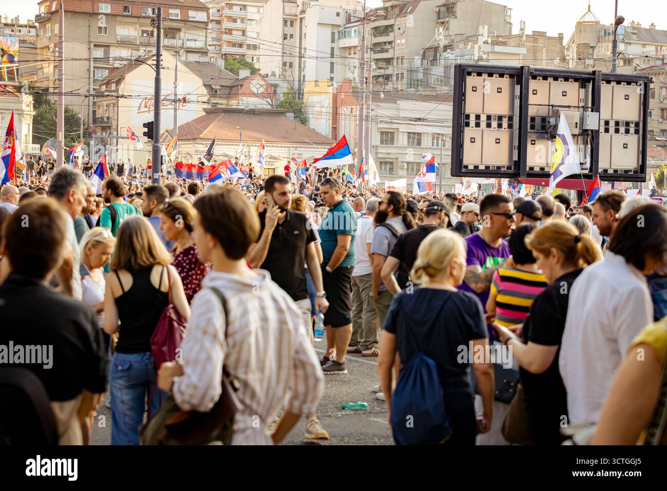 Belgrade, Serbie - 28 juin 2025 : étudiants, citoyens protestent contre la corruption du gouvernement, le régime, demandent justice pour 16 vies perdues dans un accident tragique Banque D'Images