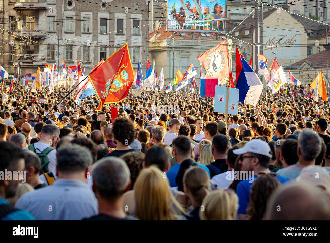 Belgrade, Serbie - 28 juin 2025 : étudiants, citoyens protestent contre la corruption du gouvernement, le régime, demandent justice pour 16 vies perdues dans un accident tragique Banque D'Images