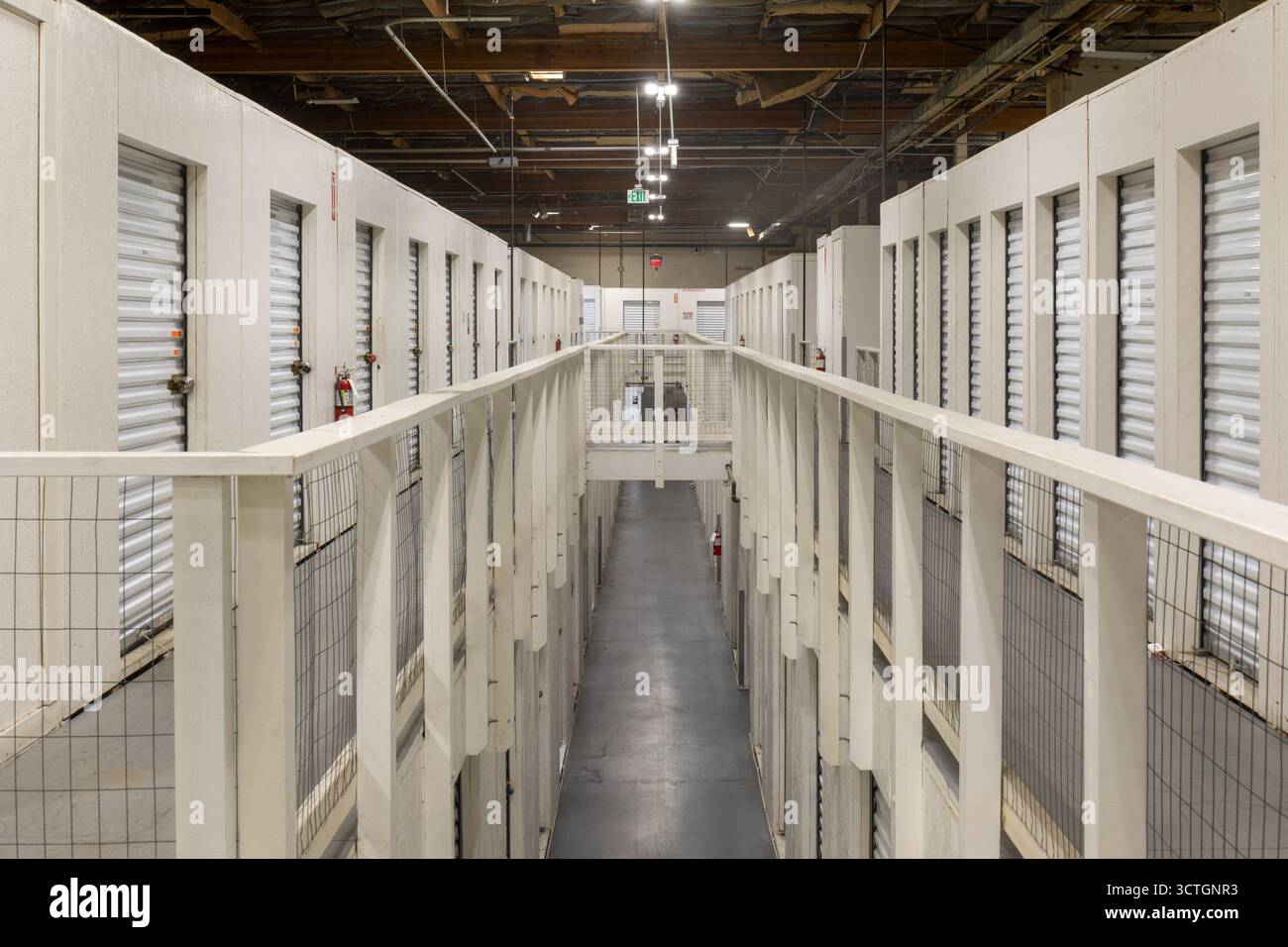 Un bâtiment multi-niveaux Self Storage Building Interiors en Californie du Nord. Banque D'Images