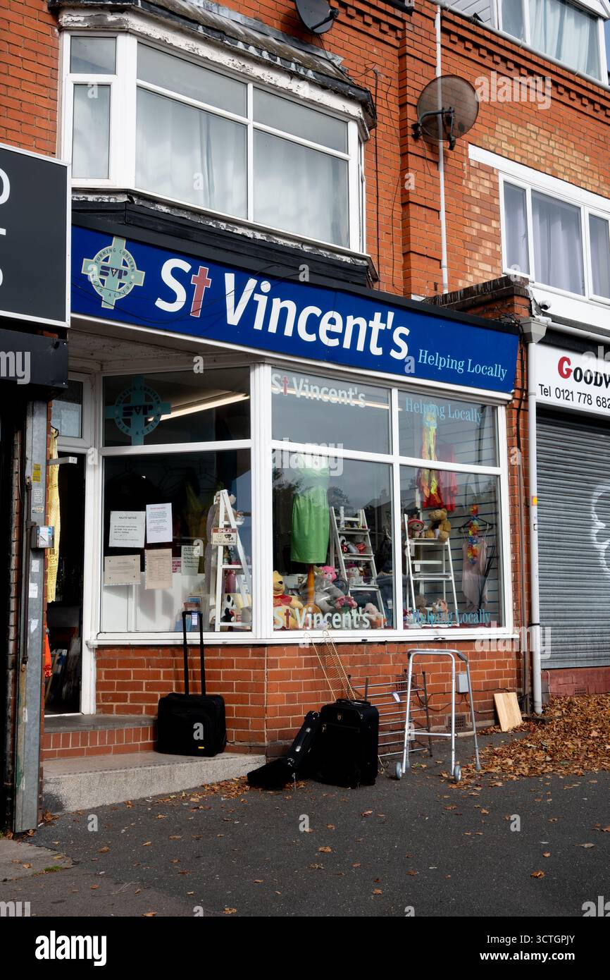 Vincent`s Charity shop, Highfield Road, Yardley Wood, West Midlands, Angleterre, ROYAUME-UNI Banque D'Images