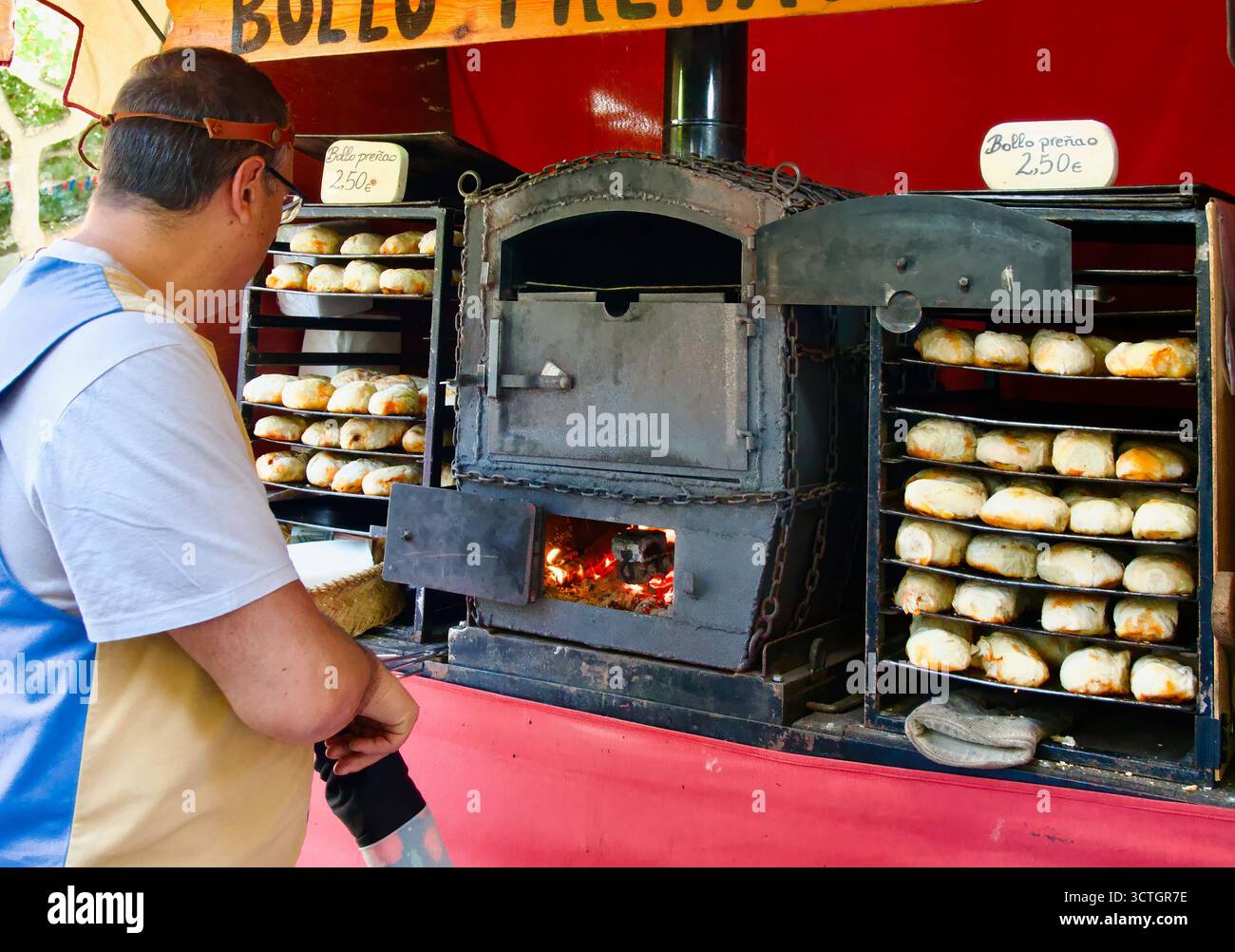 Bollo preñao 2,50 euros pain avec chorizo à l'intérieur cuit à vendre cuit dans un four sur un stand El CID célébrations Paseo del Espolón Burgos Espagne Banque D'Images