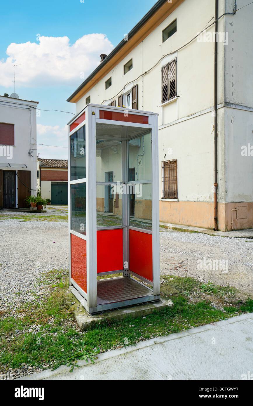 une vieille cabine téléphonique italienne sur le trottoir Banque D'Images