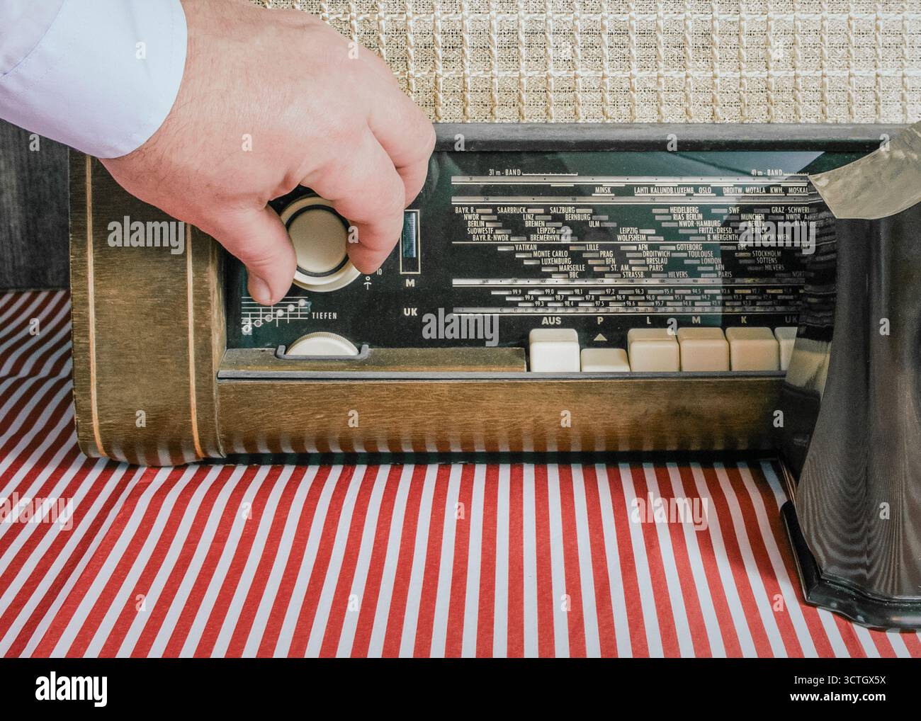 Vieille radio. Authentiques années 40 années 50 années 60 sur une table avec une horloge de bureau du passé. Banque D'Images