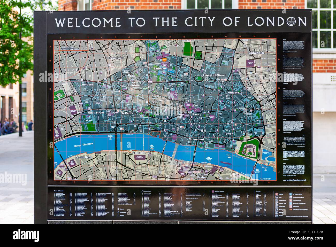 Londres, Royaume-Uni - 15 mai 2011 : Bienvenue à la ville de Londres signe. Carte d'information par Ordnance Survey, corporation de Londres, sur le trottoir. Banque D'Images