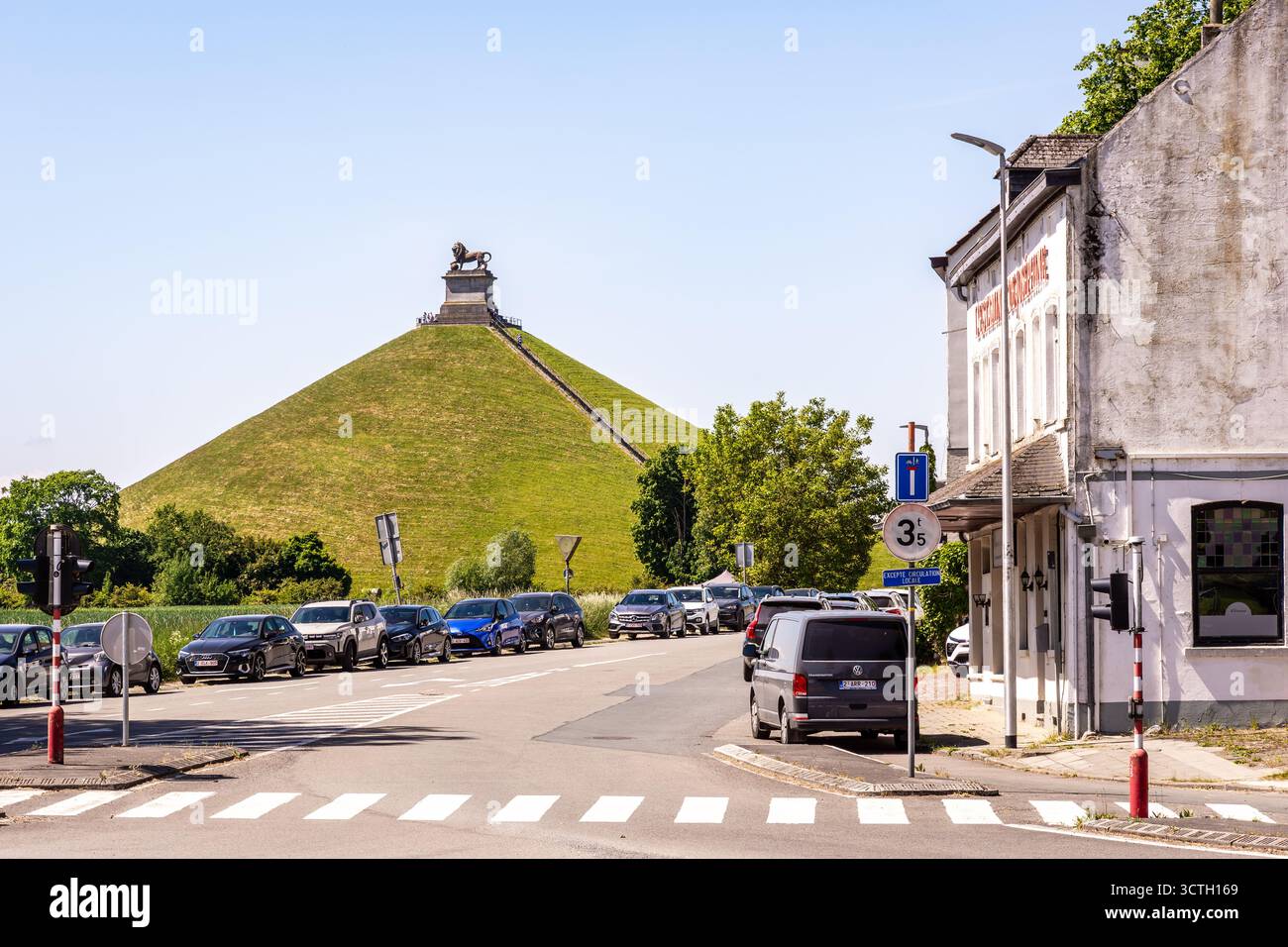 La butte du Lion est un cône de terre de 41 mètres surmonté d'une statue de lion monumentale, érigée en 1826 sur le champ de bataille de la bataille de Waterloo (1815). Banque D'Images