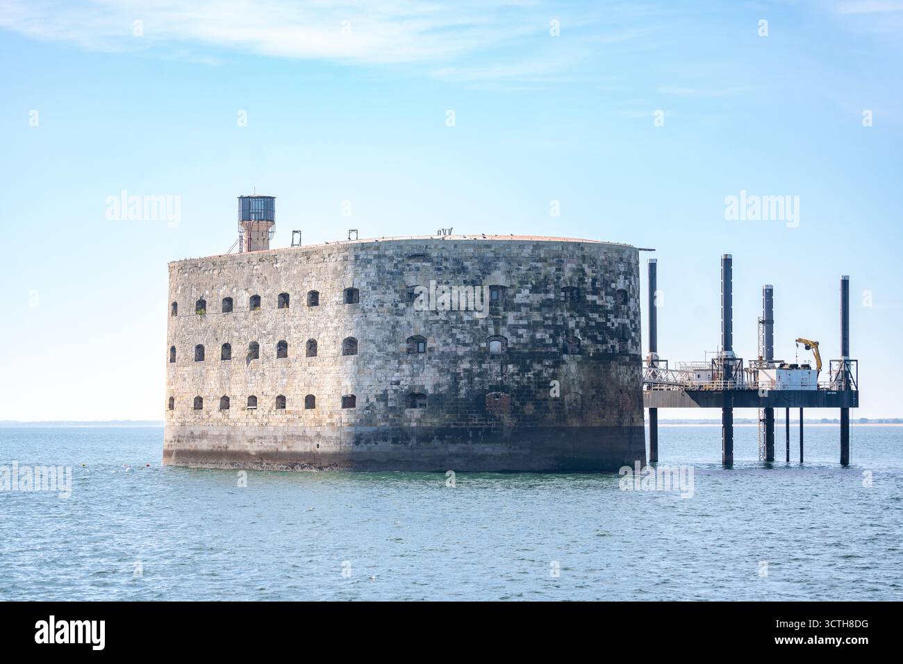 Célèbre Fort Boyard debout majestueusement au large de la côte française, son imposante structure ovale s'élevant des eaux calmes. Banque D'Images