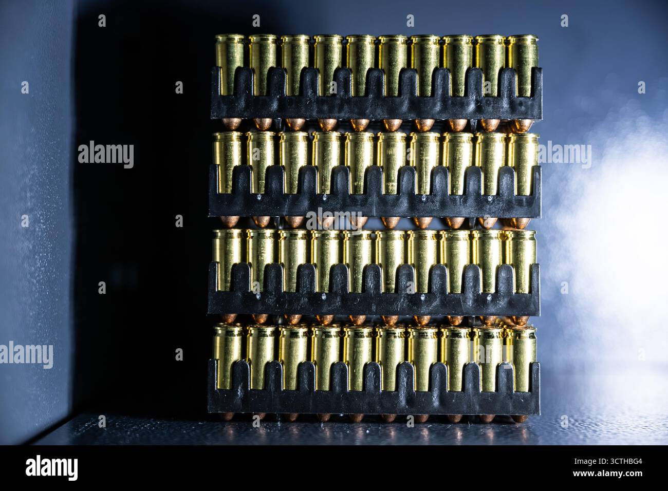 Allemagne. 1er octobre 2025. Les cartouches en calibre Luger 9 mm avec des balles à enveloppe entièrement métallique sont dans une armoire à canon d'un tireur sportif. Le calibre Luger de 9 mm (également 9×19 ou Parabellum) est l'une des munitions de pistolet les plus couramment utilisées et nécessite un permis en Allemagne. Crédit : Silas Stein/dpa/Alamy Live News Banque D'Images