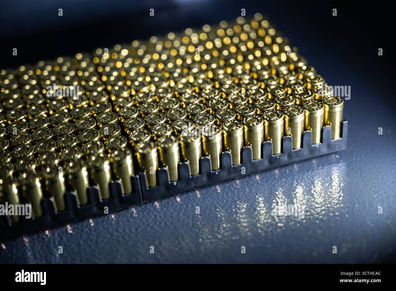 Allemagne. 1er octobre 2025. Les cartouches en calibre Luger 9 mm avec des balles à enveloppe entièrement métallique sont dans une armoire à canon d'un tireur sportif. Le calibre Luger de 9 mm (également 9×19 ou Parabellum) est l'une des munitions de pistolet les plus couramment utilisées et nécessite un permis en Allemagne. Crédit : Silas Stein/dpa/Alamy Live News Banque D'Images