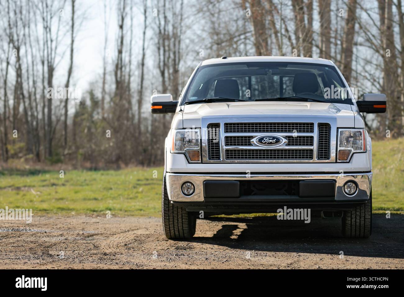 Vue avant du pare-chocs et des phares du véhicule tout-terrain 4X4. Camionnette Ford argent américain F 150. Véhicule lourd stationné à l'extérieur dans un parc. Grand c Banque D'Images Vue avant du pare-chocs et des phares du véhicule tout-terrain 4X4. Camionnette Ford argent américain F 150. Véhicule lourd stationné à l'extérieur dans un parc. Grand c Banque D'Images
