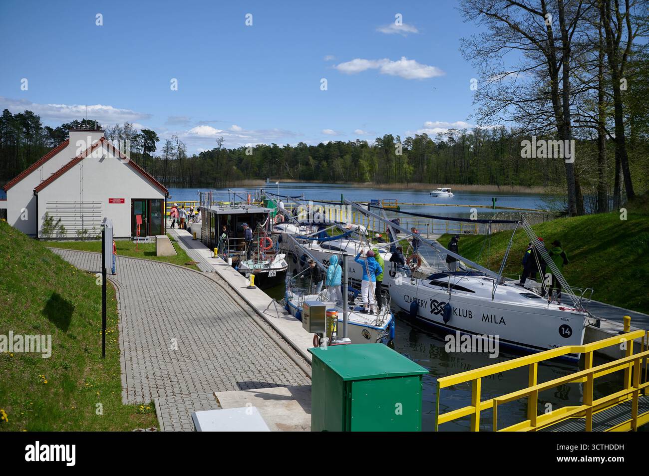 Guzianka Lock Masuria vue latérale avec yacht dans la chambre, journée ensoleillée, paysage large, brochure de voyage, composition en angle élevé Banque D'Images