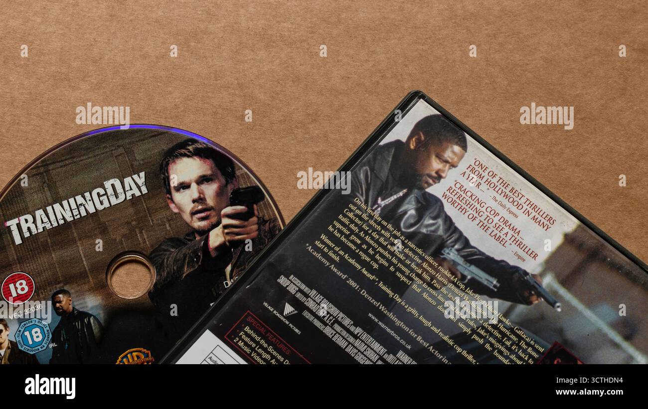 DVD « Training Day » avec couverture, description du film et extraits de critiques, isolé sur fond blanc clair Banque D'Images