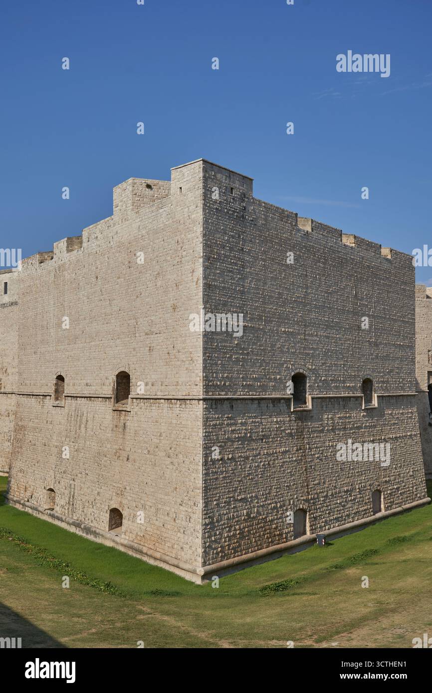 Ancienne forteresse en pierre avec de solides murs défensifs, château médiéval emblématique et attraction touristique célèbre en Italie Banque D'Images