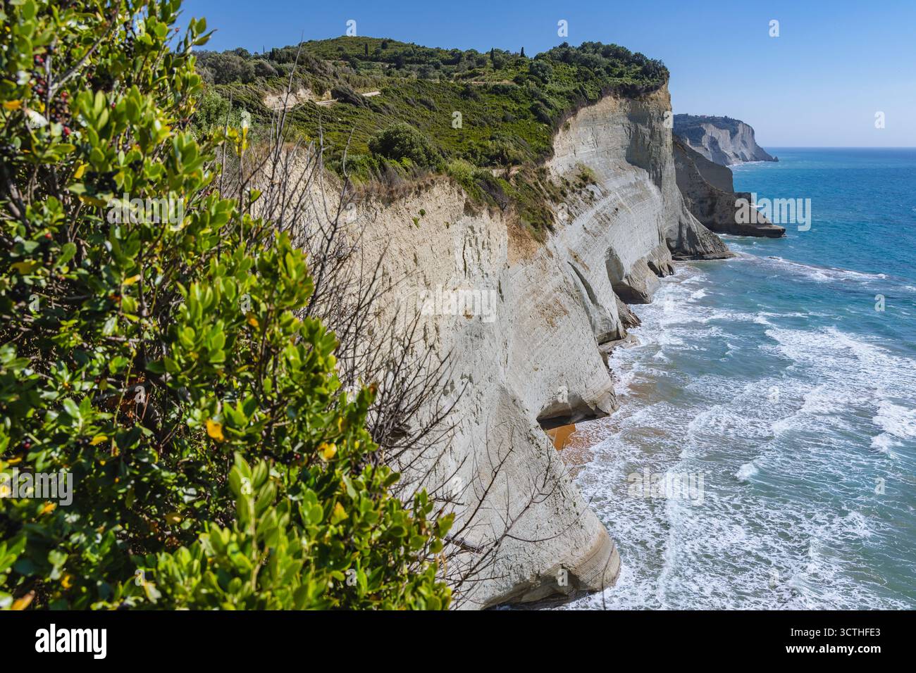 Vue aérienne du cap Drastis à la pointe nord-ouest de l'île grecque de Corfou Banque D'Images