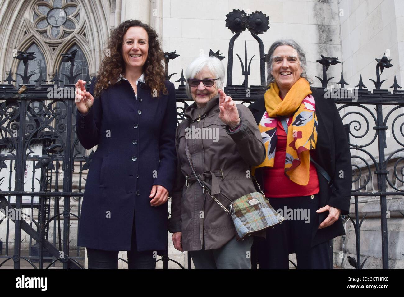 Londres, Royaume-Uni. 7 octobre 2025. Les militants de l'incinérateur de déchets Stop Portland, dont l'ancienne navigatrice olympique Laura Baldwin (à gauche), arrivent devant la Cour royale de justice pour leur appel contre le projet de construction d'un incinérateur de déchets au port de Portland dans le Dorset, près du site du patrimoine mondial de la côte jurassique. Crédit : Vuk Valcic/Alamy Live News Banque D'Images