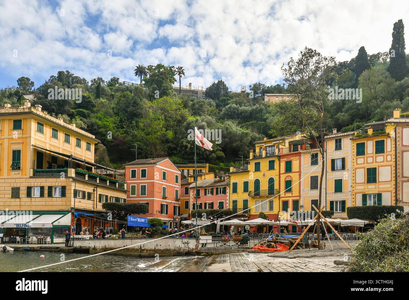 Piazza Martiri della Libertà avec le grand tronc d'arbre qui sera brûlé lors de la traditionnelle réunion George Bonfire le 23 avril, Portofino, Italie Banque D'Images