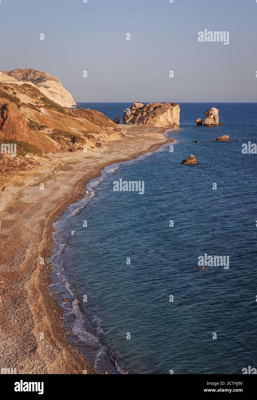 Vue aérienne avec Petra tou Romiou - Rocher du Romain également connu sous le nom de rocher Aphrodite près de la ville de Paphos dans Chypre pays de l'île Banque D'Images