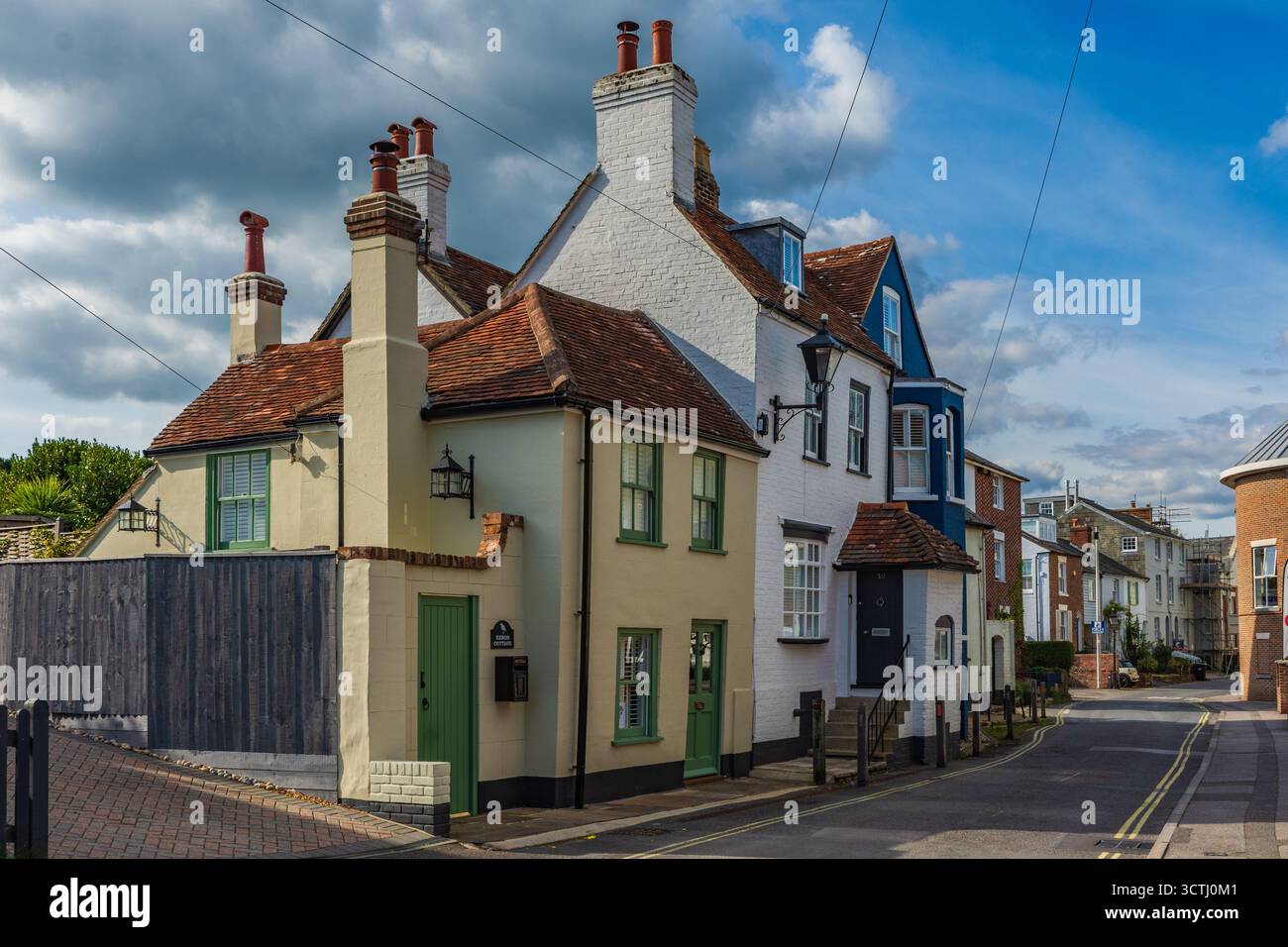 Bath Rd, Lymington, Royaume-Uni - 29 septembre 2025 : rangée de maisons. Banque D'Images
