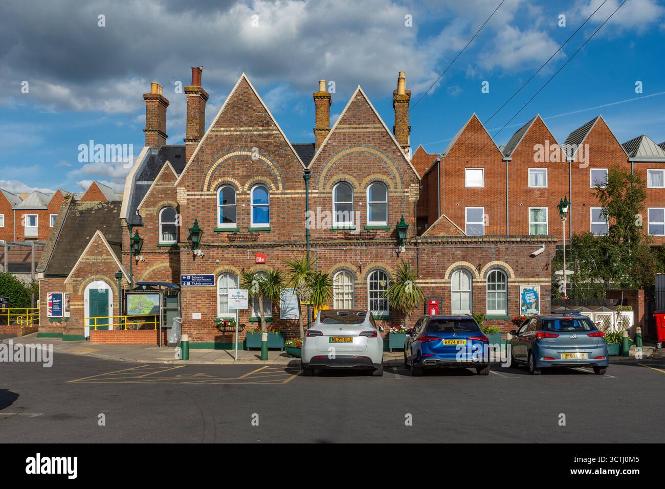 Lymington, Royaume-Uni - 29 septembre 2025 : voitures garées devant la gare de Lymington Town Railway Station. Banque D'Images