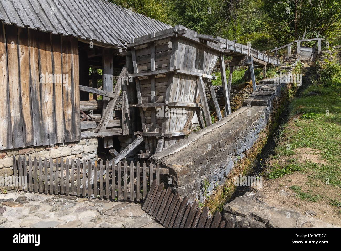 Scierie en bois appelée Strujnya dans le musée populaire en plein air Etar dans la ville de Grabovo, Bulgarie Banque D'Images Scierie en bois appelée Strujnya dans le musée populaire en plein air Etar dans la ville de Grabovo, Bulgarie Banque D'Images