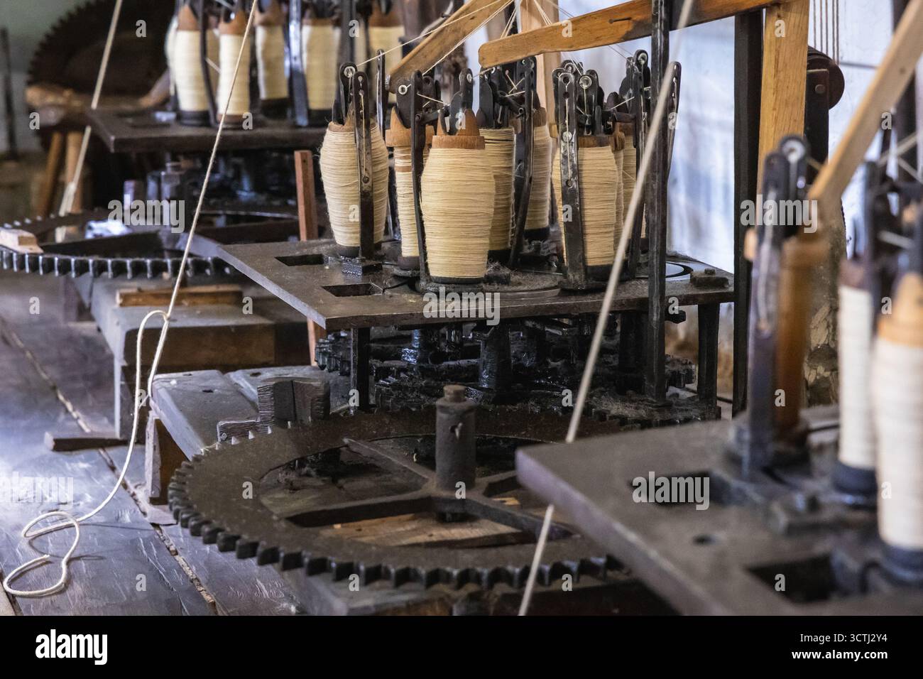 Machines à tresser du XIXe siècle dans le musée populaire en plein air d'Etar dans la ville de Grabovo, Bulgarie Banque D'Images Machines à tresser du XIXe siècle dans le musée populaire en plein air d'Etar dans la ville de Grabovo, Bulgarie Banque D'Images