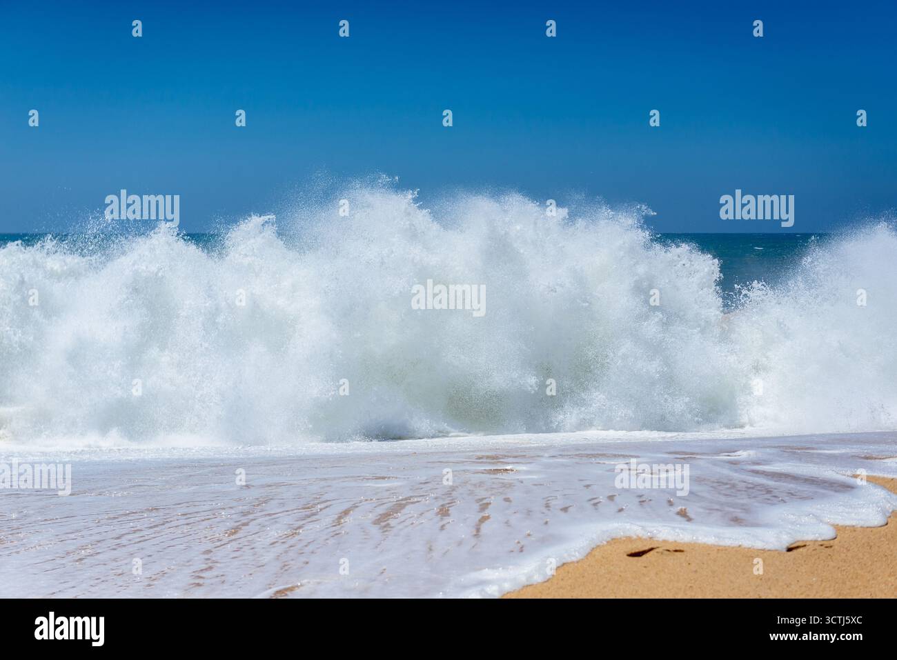Vagues vues de North Beach célèbre pour les vagues géantes dans la ville de Nazare sur la soi-disant Côte d'argent, région d'Oeste au Portugal Banque D'Images